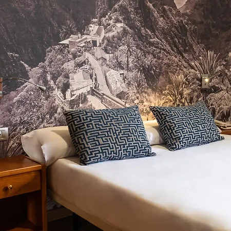 Adonis Plaza Hotel 3*