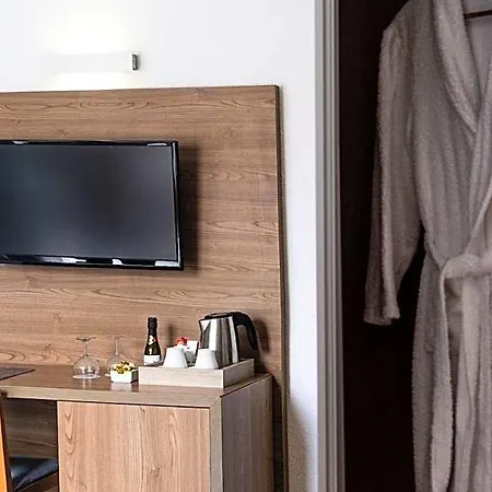 Adonis Plaza Hotel 3*