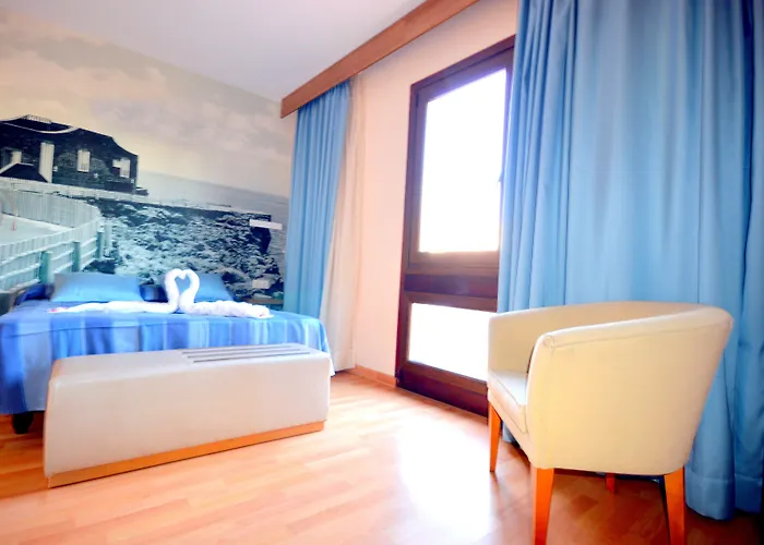 Отель Adonis Plaza 3*