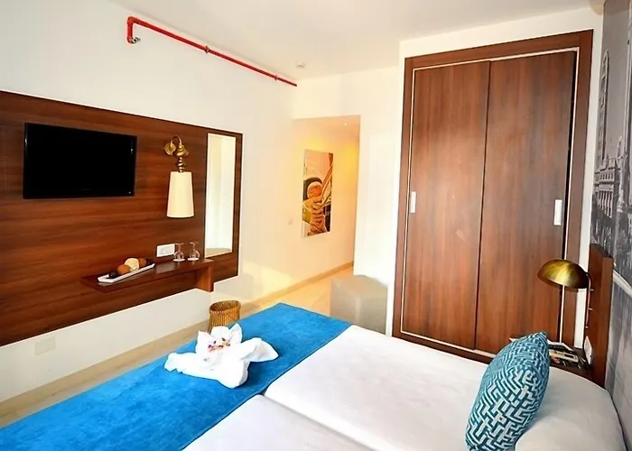 Adonis Plaza Hotel 3*