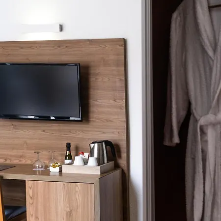 Hotell Adonis Plaza 3*
